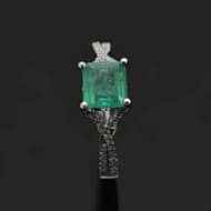 R431 Evandil white gold ring with emerald front view