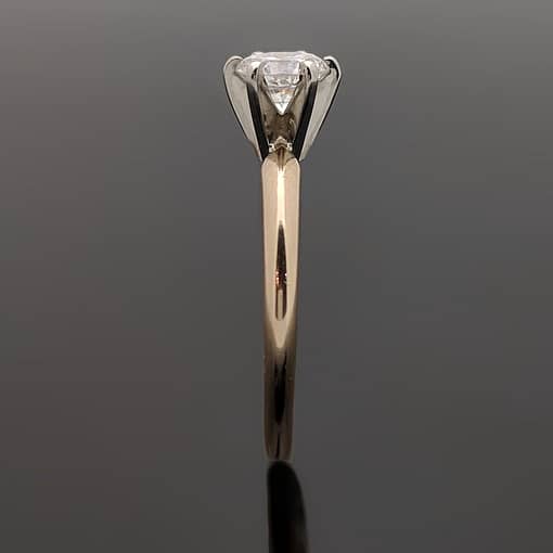 R956 Grus yellow gold ring with a round cut diamond focused