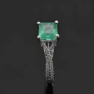 R431 Evandil white gold ring with emerald